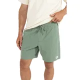 Bermuda de hombre color verde con cintura elástica y cordón ajustable.