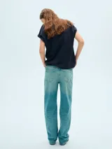 Remera azul marino de corte recto y mangas cortas con dobladillo.