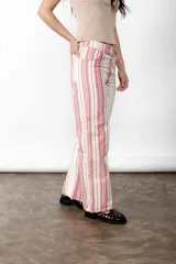 Pantalón wide leg de lino y algodón a rayas verticales rosas y crudas, con tiro medio y cartera cruzada con botones carey.