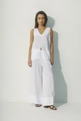 Blusa negra sin mangas con escote en V y abertura en el centro.