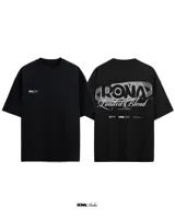 Remera negra de algodón con efecto lavado y logo estampado en el pecho.