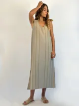 Vestido midi tejido gris con lurex, sin mangas y escote en V.