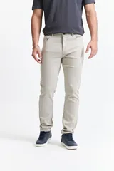 Pantalón de jean color beige, corte recto, tiro medio y con presillas para cinturón.
