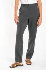 Pantalón largo de vestir color gris oscuro, de corte chupín y tiro medio.
