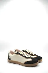 Zapatillas urbanas de cuero color beige con puntera y cordones marrones. Presentan un panel de animal print en el talón y suela de goma color caramelo.