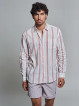 Camisa de lino blanca con rayas verticales color rosa, de manga larga y corte clásico.