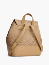 Mochila Tommy Hilfiger color beige con monograma de la marca en jacquard. Tiene asa superior, correas ajustables, cierre de solapa, compartimento principal y detalles distintivos de la marca.