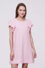 Vestido corto rosado de lino, corte recto y mangas cortas con volados.