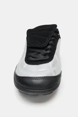 Zapatillas deportivas plateadas y negras con diseño acolchado y suela con relieve. Cierre con cordones y lengüeta.
