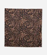 Pañuelo cuadrado de satén con estampado de leopardo.