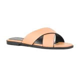 Sandalias bajas blancas con tiras anchas cruzadas en el empeine y suela negra.