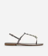 Sandalia plana dorada con tiras finas y aplicación de pedrería.