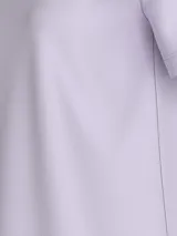 Remera lila de algodón regenerativo con cuello redondo y logo CK bordado en el pecho.
