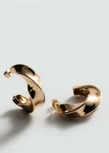 Par de aros dorados con diseño irregular y torsado.