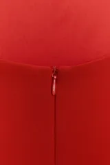 Vestido corto rojo de escote cuadrado con tirantes finos ajustables, detalle de pliegues en delantero y espalda, forro interior y cierre en espalda con cremallera oculta en costura.