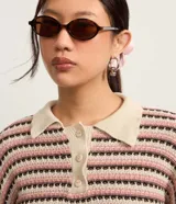Blusa de manga larga con cuello polo contrastante y botones frontales. Confeccionada en punto texturizado con rayas horizontales en tonos rosa, marrón y crema.