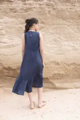 Vestido azul marino de lino, corte recto, sin mangas y largo midi con volado en el ruedo.