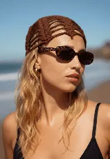 Lentes de sol con marco ovalado de carey y cristales oscuros, con protección UV400.