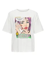 Camiseta blanca con estampado de cómic con una mujer hablando por teléfono y la palabra 'Gossip'.