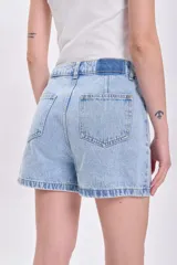 Short de jean de tiro alto, color celeste claro, con bolsillos delanteros y traseros.