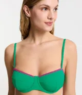 Top de bikini verde con tirantes finos y detalle de pespuntes rosas en el borde superior.