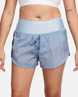 Short de running Nike Trail, color celeste con estampado abstracto en azul y gris. Cuenta con tecnología repelente al agua, cintura elástica con cordón ajustable, tres bolsillos internos y un bolsillo con cierre en el muslo derecho.