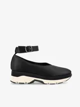 Zapato negro con base deportiva y pulsera al tobillo ajustable. Parte superior de tela satinada, forro y plantilla de piel de cerdo y suela de goma.