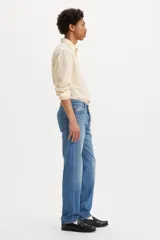 Jean de corte tapered de denim en lavado claro, confeccionado en 100% algodón.