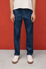 Pantalón de jean azul oscuro de corte recto y relajado, con cintura clásica y cinco bolsillos.