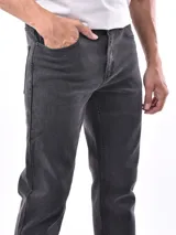 Pantalón de jean de corte recto, color azul claro.