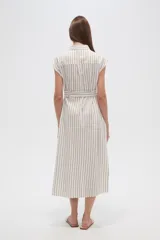 Vestido midi de algodón a rayas verticales en tonos beige y gris, con cuello camisero, mangas cortas y cinturón del mismo tejido.
