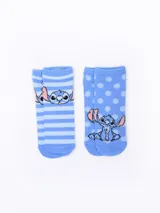 Pack de dos pares de medias cortas celestes, uno con rayas horizontales y diseño de Stitch, y otro con lunares blancos y diseño de Stitch.