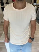 Remera color beige de corte ajustado y cuello redondo.