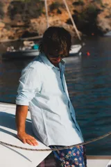 Camisa azul marino de lino con manga larga y botones de coco natural.