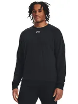 Buzo negro de Under Armour, modelo Rival Fleece Crew, con logo estampado en el pecho.