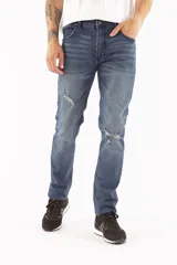 Pantalón jean azul de corte recto, con efecto lavado y roturas en las rodillas.