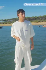 Camiseta celeste con estampado frontal de la frase "Ittai Stars" y una estrella. En la parte posterior tiene un estampado de un llavero con llaves y dijes.