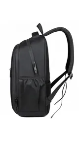 Mochila negra con bolsillos frontales verticales y laterales de rejilla. Tiene compartimento para notebook y faja trasera para sujetarla a la valija.