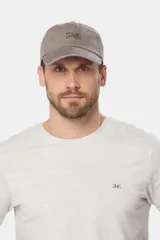 Gorra de béisbol azul marino de lona con visera curva y logo bordado en el frente.