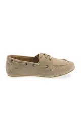 Zapato náutico color beige confeccionado en gamuza, con cordones de cuero y suela de goma.
