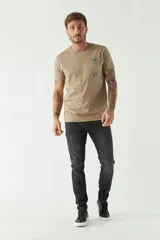 Remera de hombre de fit regular, con escote redondo, logo estampado y bolsillo.