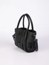 Cartera negra de símil cuero con diseño entramado, asas fijas y correa regulable y desmontable.