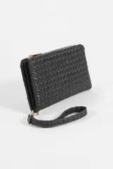 Billetera negra con diseño trenzado, cierre de cremallera y correa de muñeca.