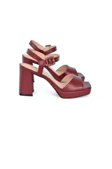 Sandalias de cuero color bordó, con plataforma de 2 cm y taco de 10 cm.