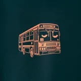 Buzo negro de corte clásico con cuello redondo y puños y cintura acanalados. Estampado pequeño de un autobús escolar en el centro del pecho.