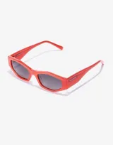Gafas de sol Hawkers modelo Aperol, unisex, con montura rectangular color coral y lentes grises.