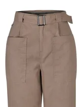 Pantalón de pierna recta y tiro alto color beige, con bolsillos estilo carpintero y cinturón con hebilla metálica.