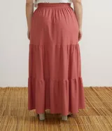 Falda larga color ladrillo con cintura elastizada y cordón ajustable. Presenta volados en el ruedo.