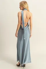 Vestido largo de satén color celeste, con cuello halter que se ata al cuello y espalda descubierta.