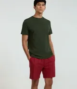 Bermuda de playa recta color mostaza, con textura de rayas y lazo en la cintura.